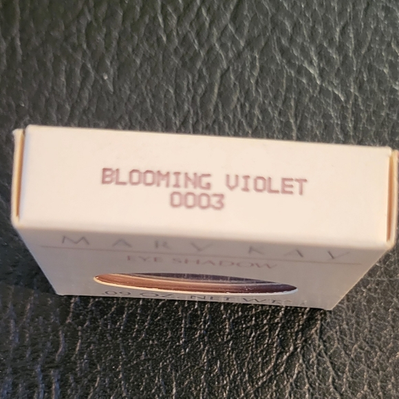NIB Vintage Mary Kay Eye Shadow * Blooming Violet 0003* .09oz Apply Wet or Dry - Picture 2 of 5